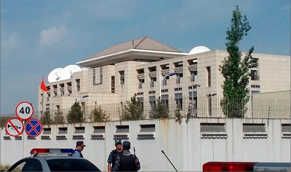 Момент взрыва у посольства Китая в Бишкеке - ВИДЕО